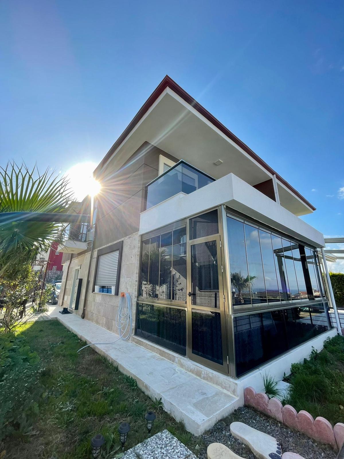 Kuşadası AVM Bölgesine Yakın, Butik Sitede Deniz ve Şehir Manzaralı 4+1 Villa